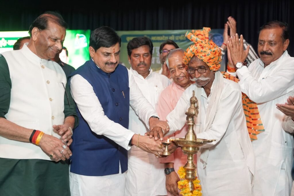 सीएम डॉ. मोहन ने किसानों से किया संवाद, कहा- उन्नत खेती व पशुपालन से बढ़ाएंगे आपकी आमदनी…