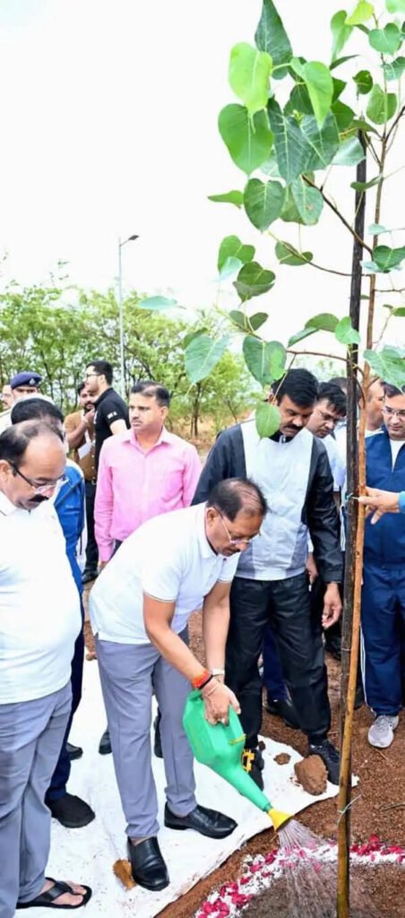 मुख्यमंत्री साय ने एक पेड़ माँ के नाम अभियान के तहत किया इस पेड़ का पौधारोपण…