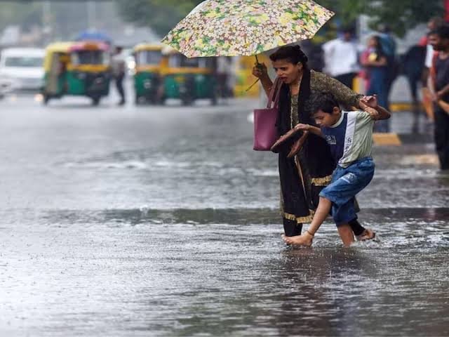 रायपुर समेत इन जिलों में रेड अलर्ट, 80 KM की रफ्तार से चलेंगी हवाएं, बारिश-बिजली का खतरा…