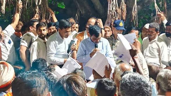 इस पेड़ के नीचे सजी कलेक्टर नरेंद्र कुमार की रात्रि चौपाल, बिजली गुल होने पर अधिकारियों को लगाई फटकार…