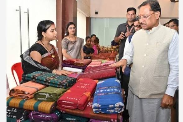 करघे से कमाई तक धमतरी के ग्राम नारी की बुनकर महिलाओं ने लिखी आत्मनिर्भरता की ये इबारत…