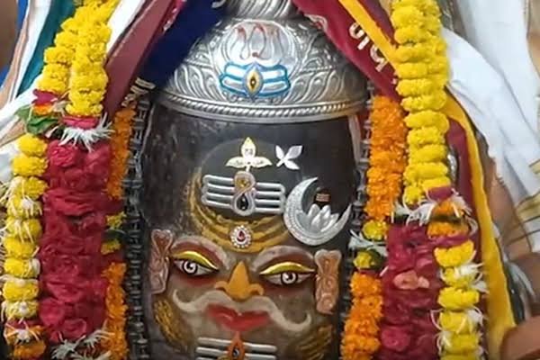 महाकाल के दर्शन के लिए पहुंची ये एक्ट्रेस भस्म आरती में हुई शामिल…