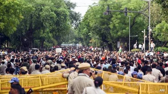 दिल्ली में छात्र आंदोलन के बीच बड़ा एक्शन: जंतर-मंतर के 1.5 KM दायरे में मोबाइल इंटरनेट बंद, अमित शाह के आवास के बाहर ये धारा लागू…