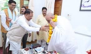 गुरु पूर्णिमा पर मुख्यमंत्री ने अघोर गुरु पीठ बनोरा में किए गुरु दर्शन, इस बाबा से लिया आशीर्वाद