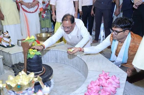 सीएम साय ने कैलाशपति धाम में किया जलाभिषेक: भगवान मनकामेश्वर महादेव से प्रदेश की सुख-समृद्धि एवं खुशहाली की कामना..