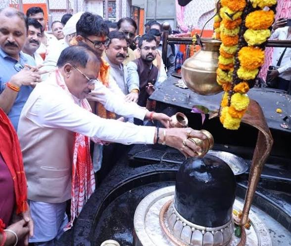 गुरु पूर्णिमा पर कोसमनारा पहुंचे मुख्यमंत्री श्री विष्णु देव साय, सत्यनारायण बाबा धाम में की पूजा-अर्चना…