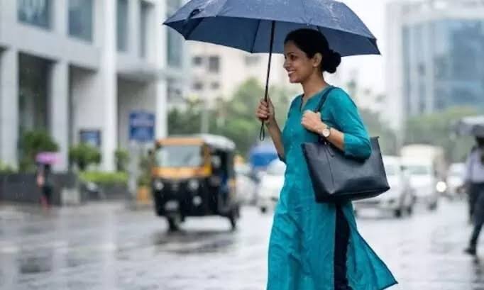 बारिश के मौसम में ऑफिस जाने से पहले बैग में जरूर रखें ये 8 जरूरी चीजें…