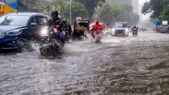 तेज हवाओं और मूसलाधार बारिश की आशंका आज नहीं खुलेंगे स्कूल-कॉलेज, बीएमसी ने जारी किए निर्देश…