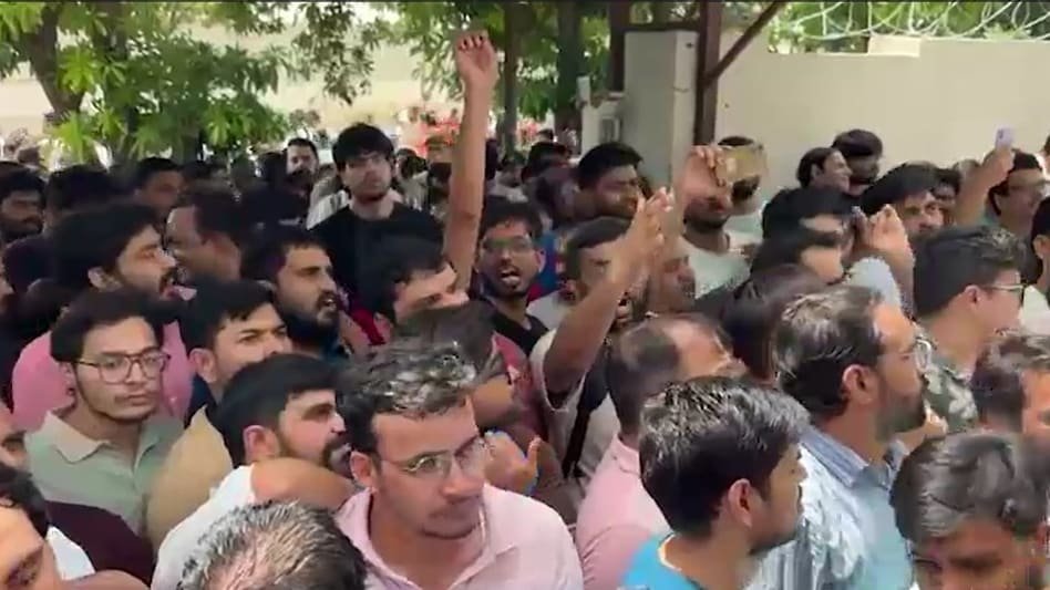 1,111 सेंटर पर 2.66 लाख डॉक्टरों ने दी परीक्षा, 2 केंद्रों पर तकनीकी गड़बड़ी; री-एग्जाम का ऐलान…