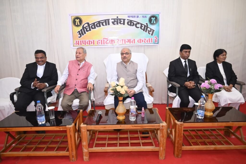 माननीय मुख्य न्यायमूर्ति श्री रमेश सिन्हा ने किया व्यवहार न्यायालय, कटघोरा जिला कोरबा का निरीक्षण व न्यायालयीन व्यवस्थाओं, अधोसंरचना का लिया जायजा, अधिवक्ता संघ की समस्याओं के संबंध में की चर्चा….