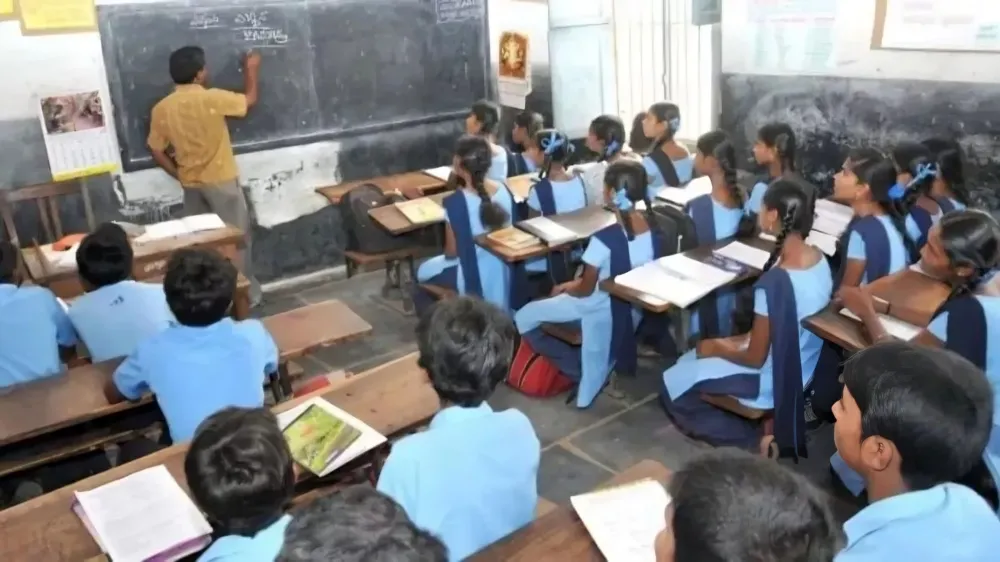 सरकारी शिक्षकों की ई-अटेंडेंस पर बड़ा अपडेट, हाजिरी का ये समय हुआ तय, 15 मिनट का मिला ग्रेस पीरियड…