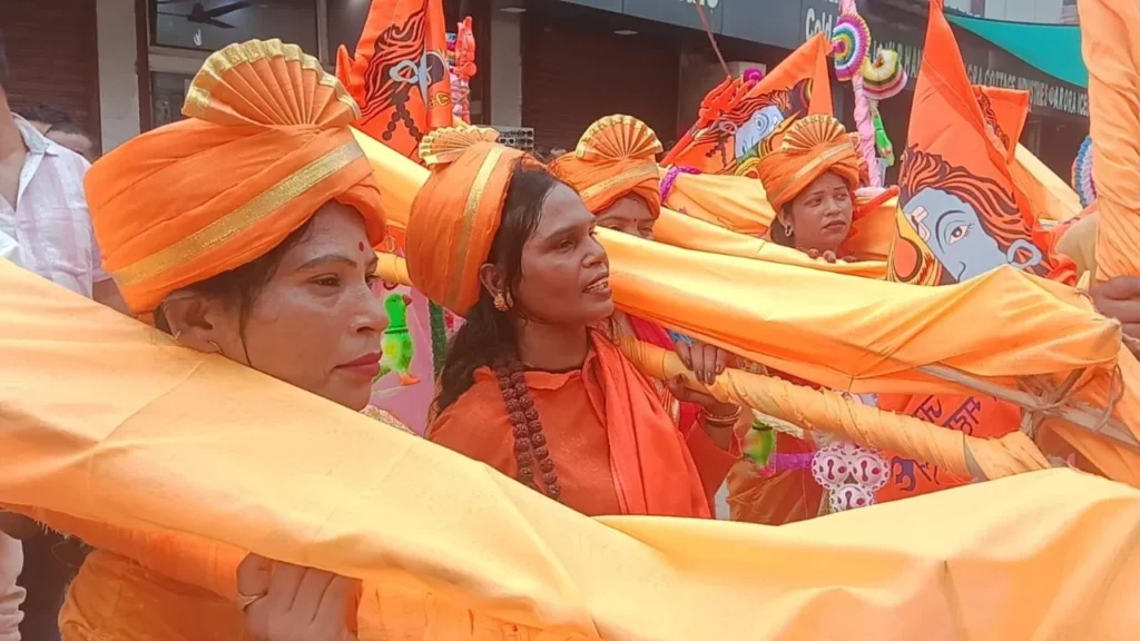 ताजमहल पहुंची कांवड़ यात्रा ये चीज चढ़ाने से पुलिस ने रोका, जलाभिषेक की मांग पर हिंदू महासभा ने किया प्रदर्शन…