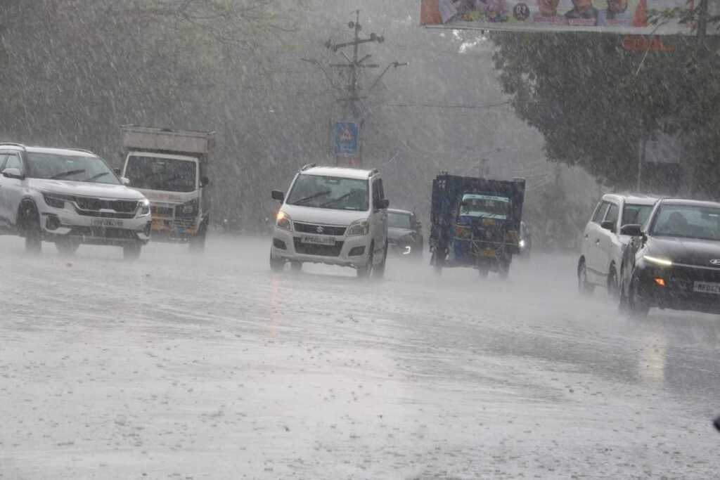 प्रदेश में अगले 3 दिन जारी रहेगी बारिश, कई जिलों में भारी बारिश और बिजली गिरने का अलर्ट…