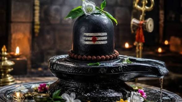 शिवलिंग की पूरी नहीं, आधी परिक्रमा ही क्यों की जाती है जानें चंद्राकार परिक्रमा का ये रहस्य और सही नियम…
