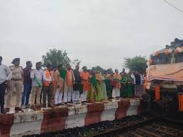 पर्यटन एवं संस्कृति मंत्री की पहल से सरगुजा संभाग के 850 श्रद्धालु भारत गौरव ट्रेन से रामलला एवं बाबा विश्वनाथ के दर्शन के लिए रवाना…