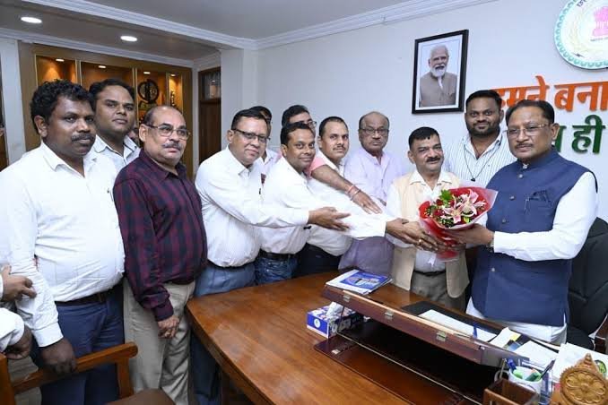 स्टेट पॉवर कंपनीज के 12 संगठनों ने CM विष्णुदेव साय से की मुलाकात, 10 हजार कर्मचारियों के लिए OPS बहाली की मांग; 1235 पदों की भर्ती पर जताया आभार…