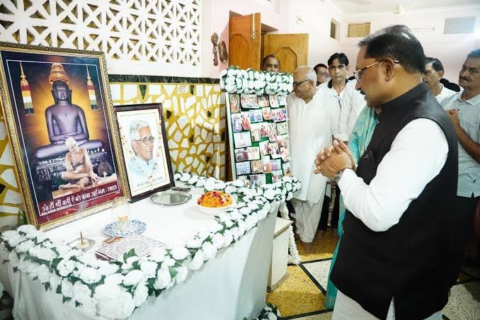 मुख्यमंत्री ने कुनकुरी में स्व ज्ञानचंद जैन के निवास पहुंचकर विनम्र श्रद्धांजलि अर्पित की..