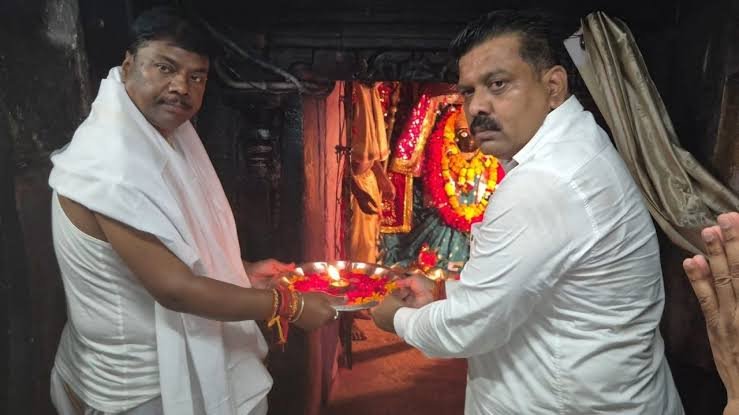 तिरंगा यात्रा के दूसरे दिवस माँ दंतेश्वरी की पूजा-अर्चना कर उप मुख्यमंत्री एवं वन मंत्री ने किया यात्रा का शुभारंभ…