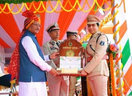 मुख्यमंत्री साय ने यहां की एसडीओपी निशा सिन्हा को किया सम्मानित,कमजोर एवं संवेदनशील वर्गों की सुरक्षा और अपराध रोकथाम में उत्कृष्ट पुलिसिंग के लिए मिला मुख्यमंत्री पुरस्कार….
