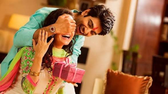 इस रक्षाबंधन बहन को दें ये 8 खास तोहफे, देखकर चेहरे पर आ जाएगी मुस्कान…