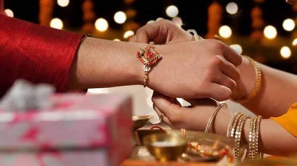 क्या पत्नी पति को राखी बांध सकती है जानिए शास्त्रों में क्या है मान्यता और पंडित ने बताए उपाय…