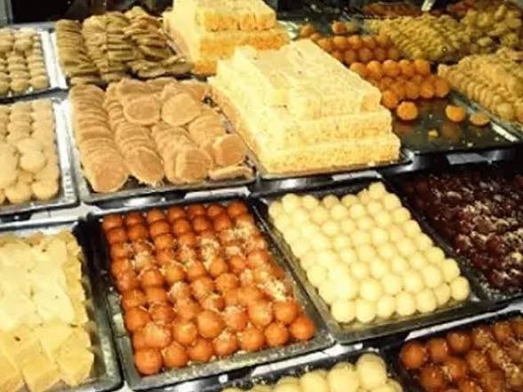 त्योहारी सीजन में मिठाई की गुणवत्ता पर उठे सवाल, यहां की स्वीट्स मिठाई में निकला मच्छर…