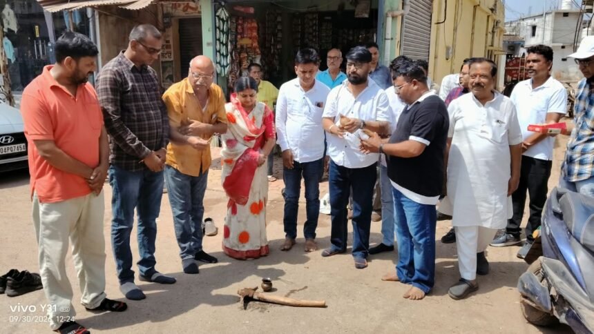 वैदिक मंत्रोच्चार के बीच सी सी रोड व नाली निर्माण कार्य का भूमि पूजन…