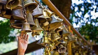 मंदिर की घंटी यूं ही नहीं बजाई जाती जानिए दर्शन से पहले भगवान को घंटी क्यों सुनाते हैं…