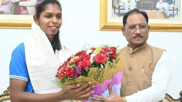 एशियन गेम्स में गोल्ड जीतकर लौटीं संजू देवी, CM साय ने किया सम्मान; इतने लाख रुपए की प्रोत्साहन राशि काह हुआ ऐलान…