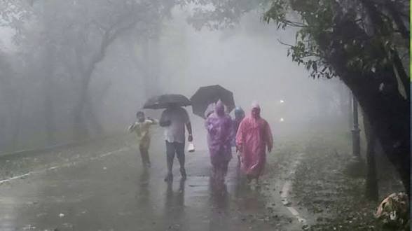 गुजरात में भारी बारिश का रेड अलर्ट, मध्य प्रदेश- साहित इन राज्यों में बरसेंगे बादल…