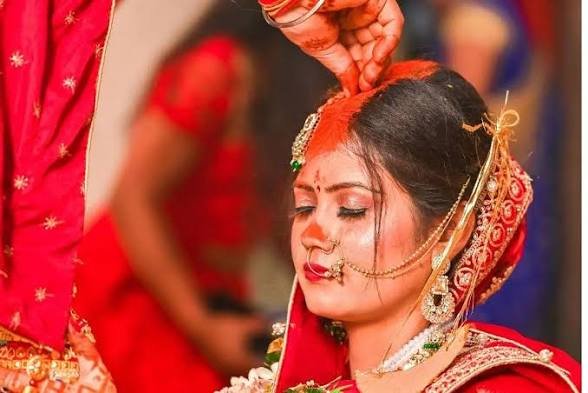 … तो इस वजह से शादी में 3 बार ही लगाया जाता है सिंदूर हर बार के पीछे छिपा है एक खास अर्थ…