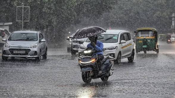 कई राज्यों में झमाझम बारिश और तेज हवाएं, पहाड़ी राज्यों तक जानें कैसा रहेगा मौसम…