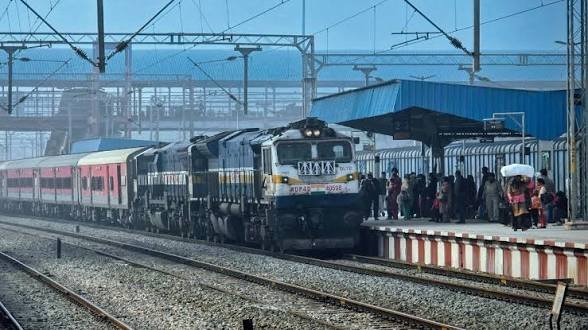 बारिश ने बिगाड़ा ट्रेनों का टाइमटेबल, यहां से आने वाली कई गाड़ियां घंटों प्रभावित…