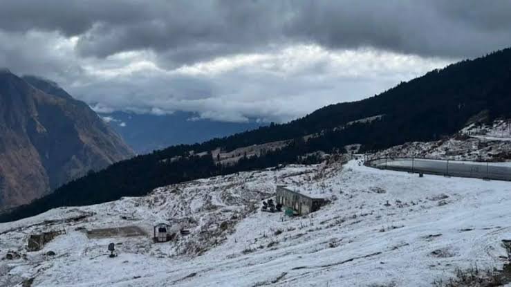 उत्तराखंड में बारिश-बर्फबारी से बिगड़े हालात, इतने पर्वतारोही-ट्रैकर फंसे, चारधाम यात्रा रुकी…