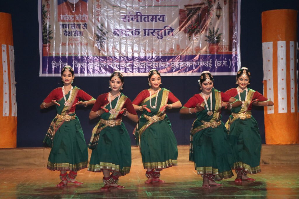 इंदिरा कला संगीत विश्वविद्यालय ‘नमो सेवा– अनकही कहानियां’ का जिला स्तरीय भव्य नाट्य मंचन…