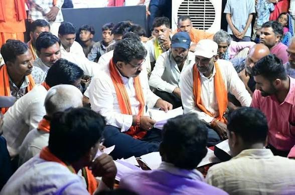 देवी पंडाल बने जनसमस्या निवारण के केंद्र, उप मुख्यमंत्री ने मां दुर्गा के चरणों में बैठकर सुनीं ग्रामीणों की समस्याएं…