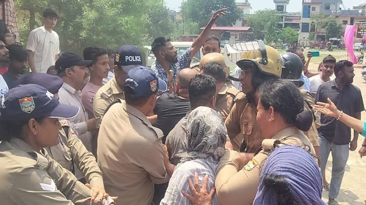 यहां के दशहरा मैदान में कमेंट पर विवाद, पुलिस के सामने जमकर लड़े-भिड़े लोग…