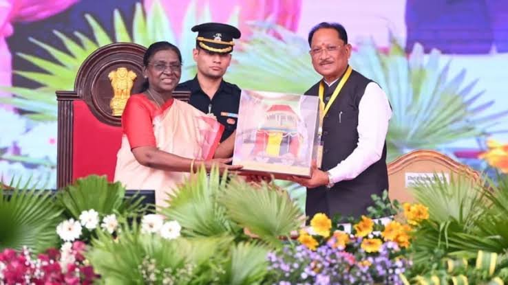 राष्ट्रपति श्रीमती द्रौपदी मुर्मु ने यहां के दशहरा की अनूठी परंपराओं और जनजातीय संस्कृति की सराहना की…