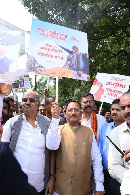 सीएम साय ने हाथों में मशाल लेकर किया ‘सेवा ज्योति यात्रा’ का नेतृत्व, बाइक रैली को दिखाई हरी झंडी, कहा – प्रदेश के 38 स्थानों पर बनेंगे ‘सेवा ज्योति संकल्प चौक’