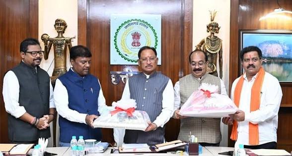 हमारे वनों की समृद्धि और मातृशक्ति के परिश्रम से तैयार ये उत्पाद बनें प्रदेश की पहचान – मुख्यमंत्री साय…