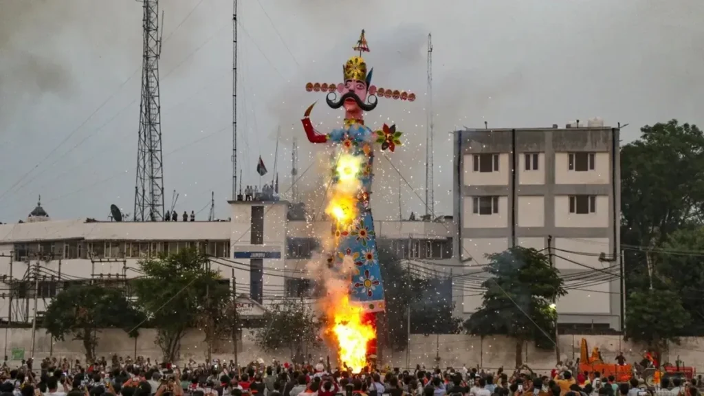 रावण के साथ जलेगा 30 फीट का कॉकरोच का पुतला, यहां की रामलीला समिति का अनोखा फैसला…