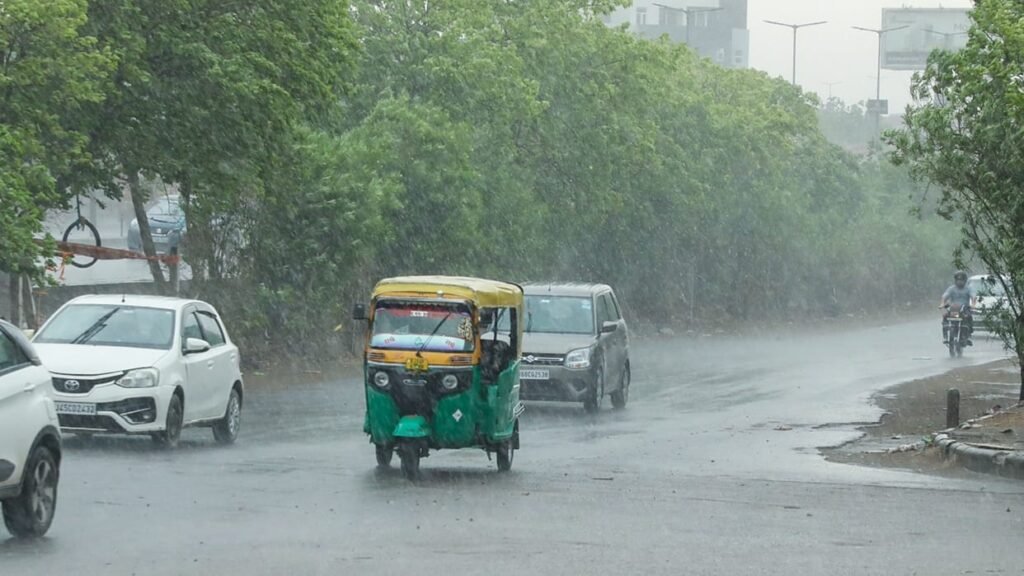 बारिश के बीच अब बदलेगा मौसम, 3 से 5 डिग्री चढ़ सकता है पारा; जानें आज का हाल…